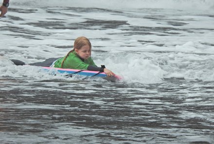 Madeira mit Kindern - Madeira for family - Kind beim Bodysurfen im Meer