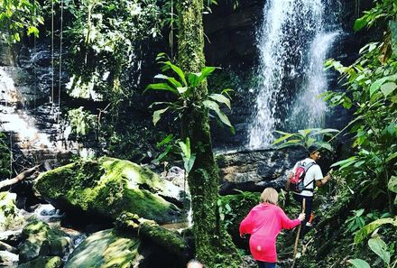 Galapagos Familienreise - Galapagos for family - Gruppe beim Wandern am Wasserfall