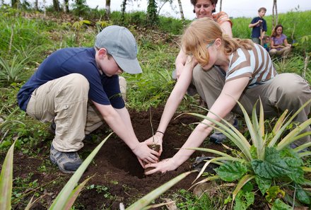 Familienurlaub Costa Rica - Costa Rica for family - La Tigra Kinder pflanzen einen Baum