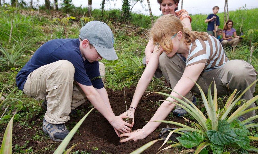 Familienreise_Costa Rica_Kinder planzen einen Baum