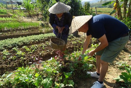 Laos und Vietnam Familienreise - Laos und Vietnam Reise mit Kindern - Mit Einheimischen im Gemüsegarten