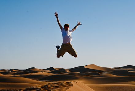 Marokko mit Kindern - Marokko for family - Kinder spielen in den Dünen der Sahara