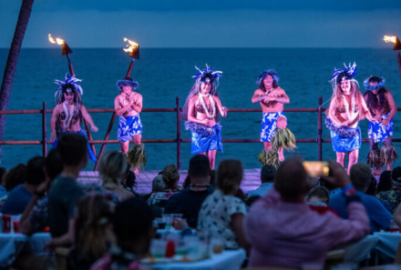 Hawaii Inselhopping for family individuell - Familienreise Hawaii mit Kindern - Royal Kona Resort - Show mit Einheimischen beim Tanzen