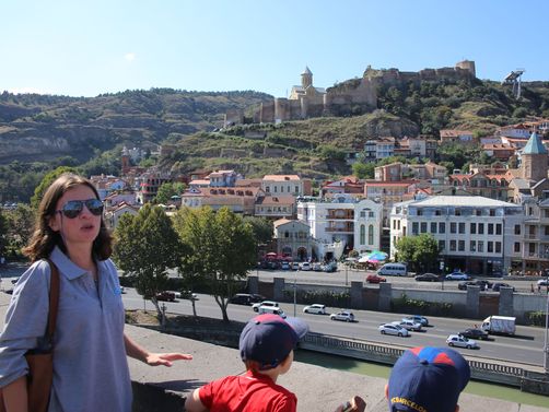 Georgien Familienurlaub - Kinder erkunden Tiflis