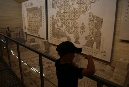 Jordanien Rundreise mit Kindern - Madaba - Kirche St. Georg - Junge vor Mosaikplatten