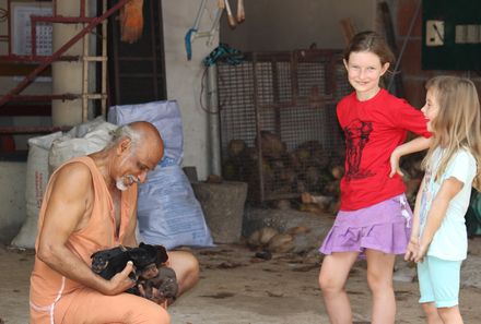 Indien Süd mit Kindern - Mathew mit Welpen