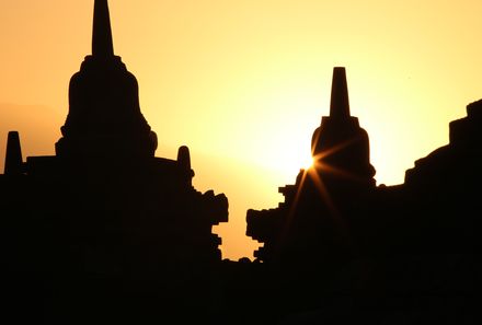 Java Familienurlaub - Borbobordur Tempel im Schatten bei Sonnenuntergang