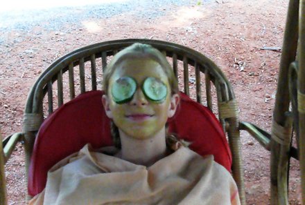 Indien mit Kindern - Familienurlaub Indien - Kind mit Maske