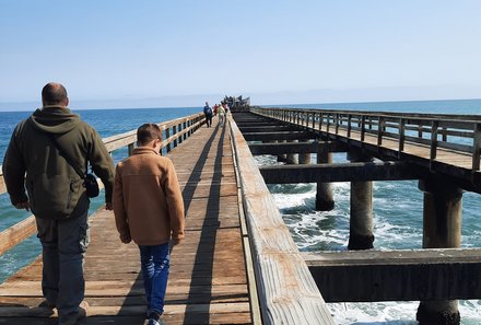 Namibia mit Kindern - Swakopmund - Kind und Vater laufen über die Brücke