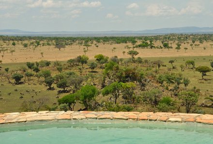 Serengeti mit Kindern individuell - Best of Familiensafari Serengeti - Grumeti Area - Blick vom Pool der Lodge aus