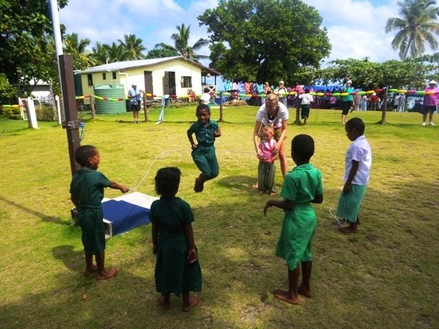 Fernreisen mit Kindern - Spiel mit einheimischen Kindern