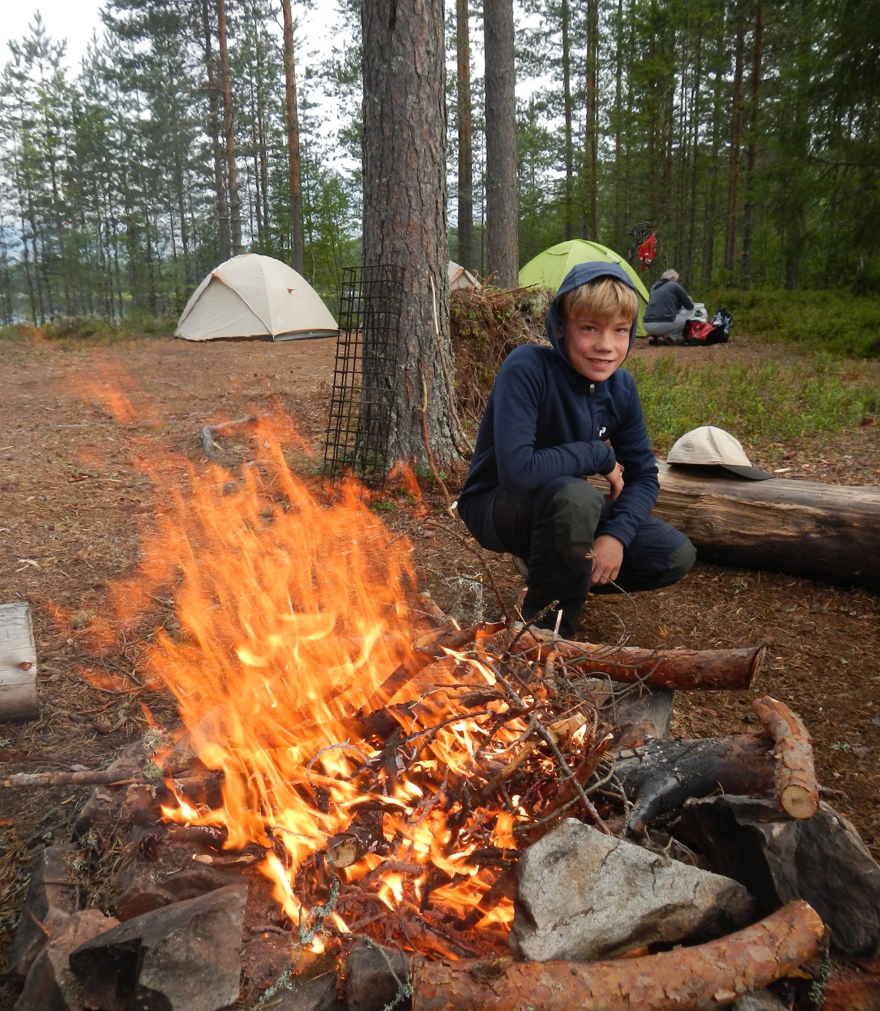 Kanu Urlaub mit Kindern - Familienurlaub im Kanu - Junge am Lagerfeuer
