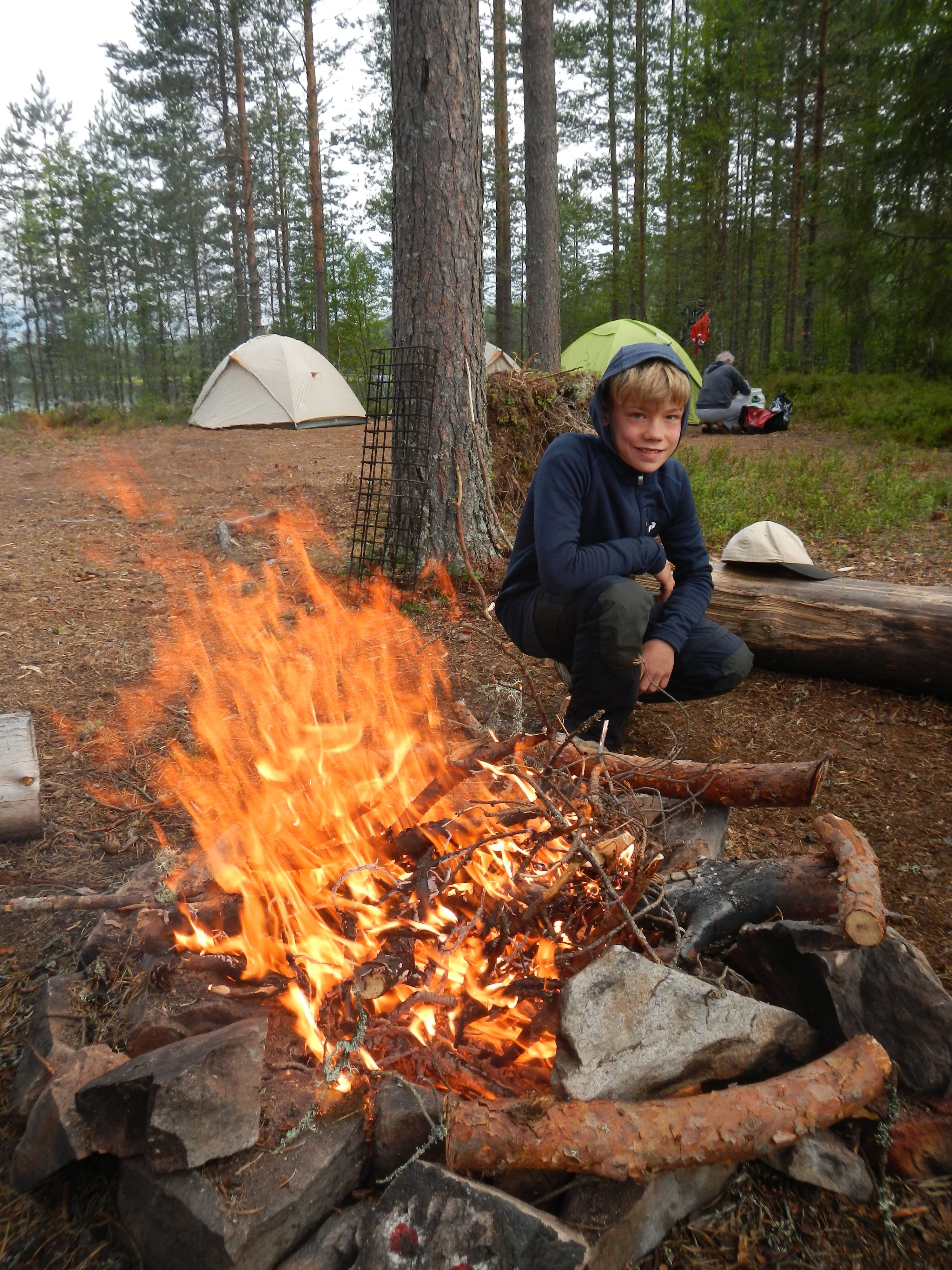 Schweden Urlaub mit Kindern - Familienurlaub Schweden - Camping mit Kindern am Lagerfeuer