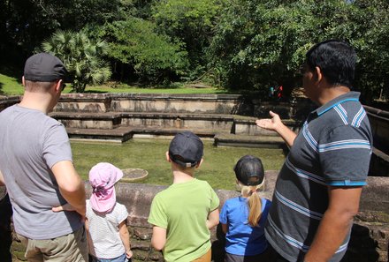 Fernreisen mit Kindern ab wann und wohin - Sri Lanka Urlaub mit Kindern - Familie mit Kleinkindern bei Dschungelkloster