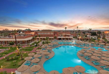 Familienreise Marokko - Marokko for family Deluxe - Hotel Aqua Fun Marrakesch - Poollandschaft mit Sonnenschirmen