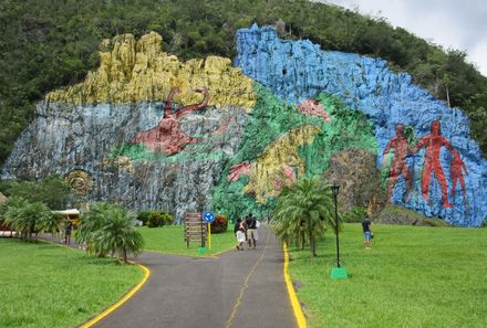 Kuba Familienreise - Kuba for family individuell - Vinales - bunte Wandmalerei