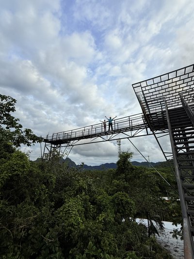 Thailand for family - Bewertung - Familie auf Brücke Thailand for family - Bewertung - Familie auf Brücke