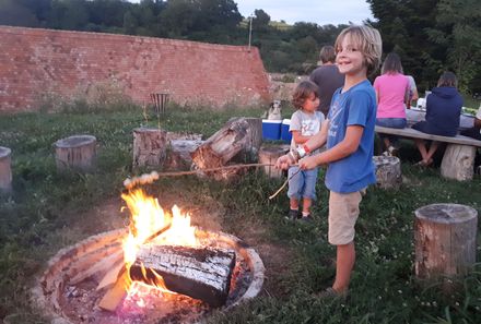 Familienreise Rumänien - Alma Vii - Junge am Lagerfeuer