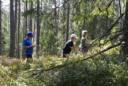 Familienreisen Schweden - Schweden for family im Kanu - Kinder spielen im Wald
