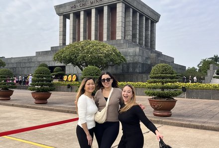 Vietnam Familienreise - Vietnam for family individuell - Ho Chi Mingh Mausoleum mit Familie