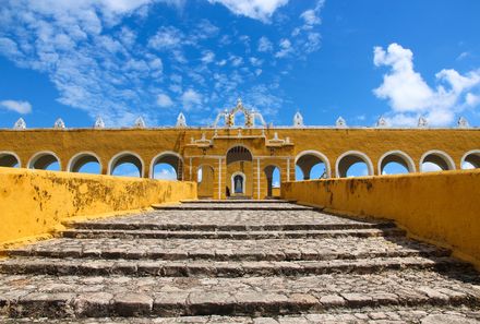 Mexiko Familienreise - Izamal - gelbes Gebäude