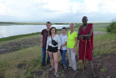 Kenia Familienreise - Kenia for family - Familie auf Spaziergang mit einem Massai