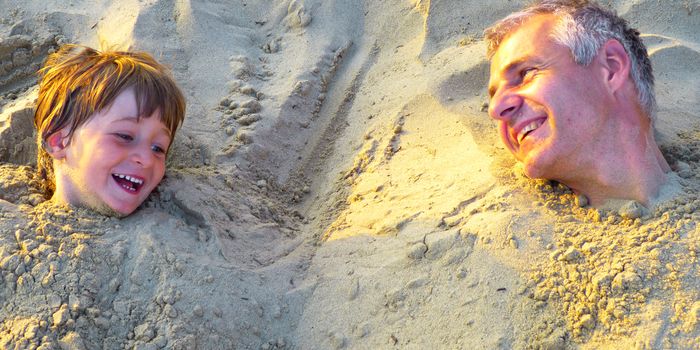 Papa-mit-Sohn-im-Sand