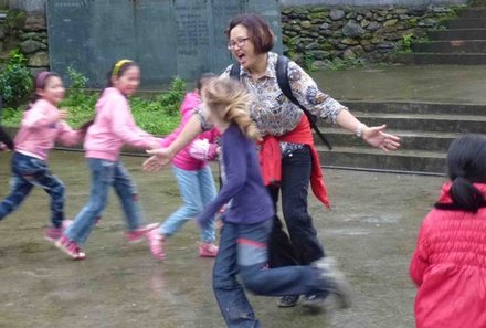 Familienreise_China_Reiseleiterin spielt mit Kindern