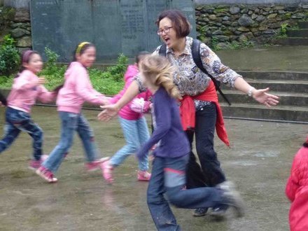Asien Familienurlaub - Reiseleiterin spielt mit Kindern