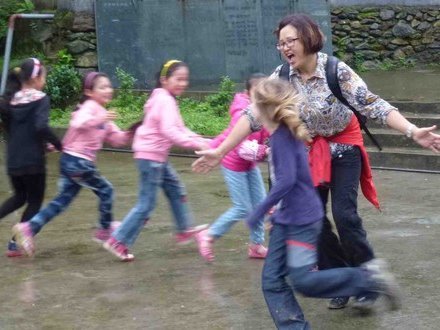 China Familienreise - Reiseleiterin spielt mit Kindern