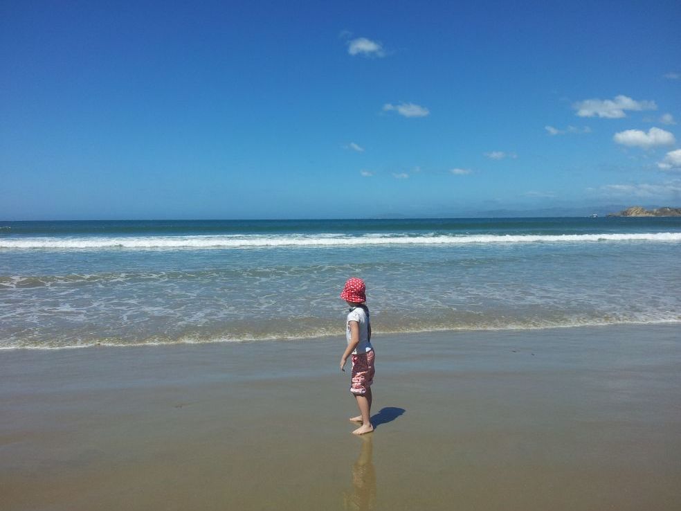 Fernreisen mit Kindern - Kind am Strand