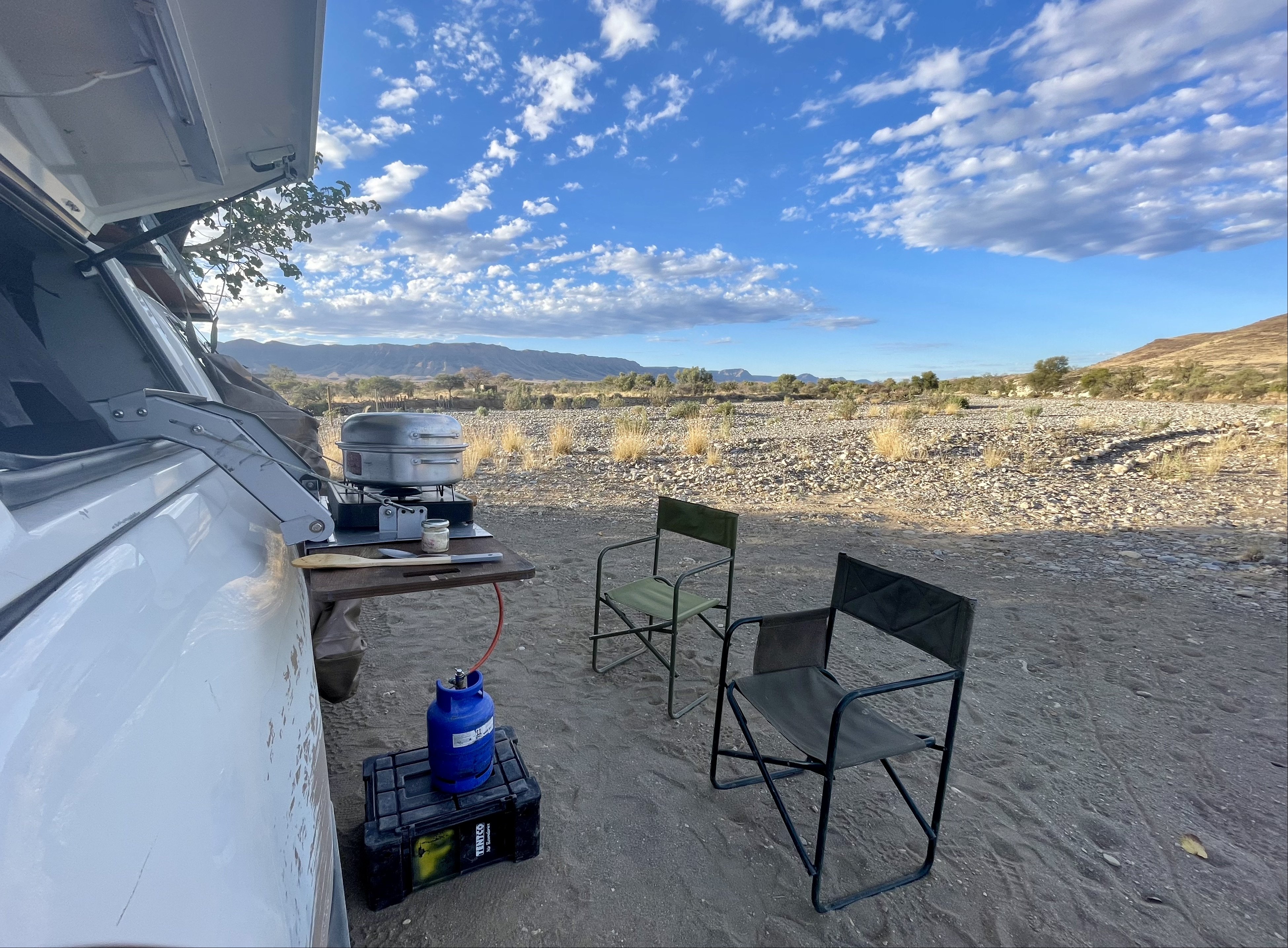 Namibia Selbstfahrerreise mit Kindern - Namibia Dachzelt Erfahrungen mit Kindern - Naukluftberge - Draußen kochen