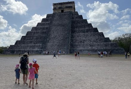 Fernreisen mit Kindern ab wann und wohin - Mexiko Urlaub mit Kindern - Familie mit Kleinkindern bei Chichen Itza