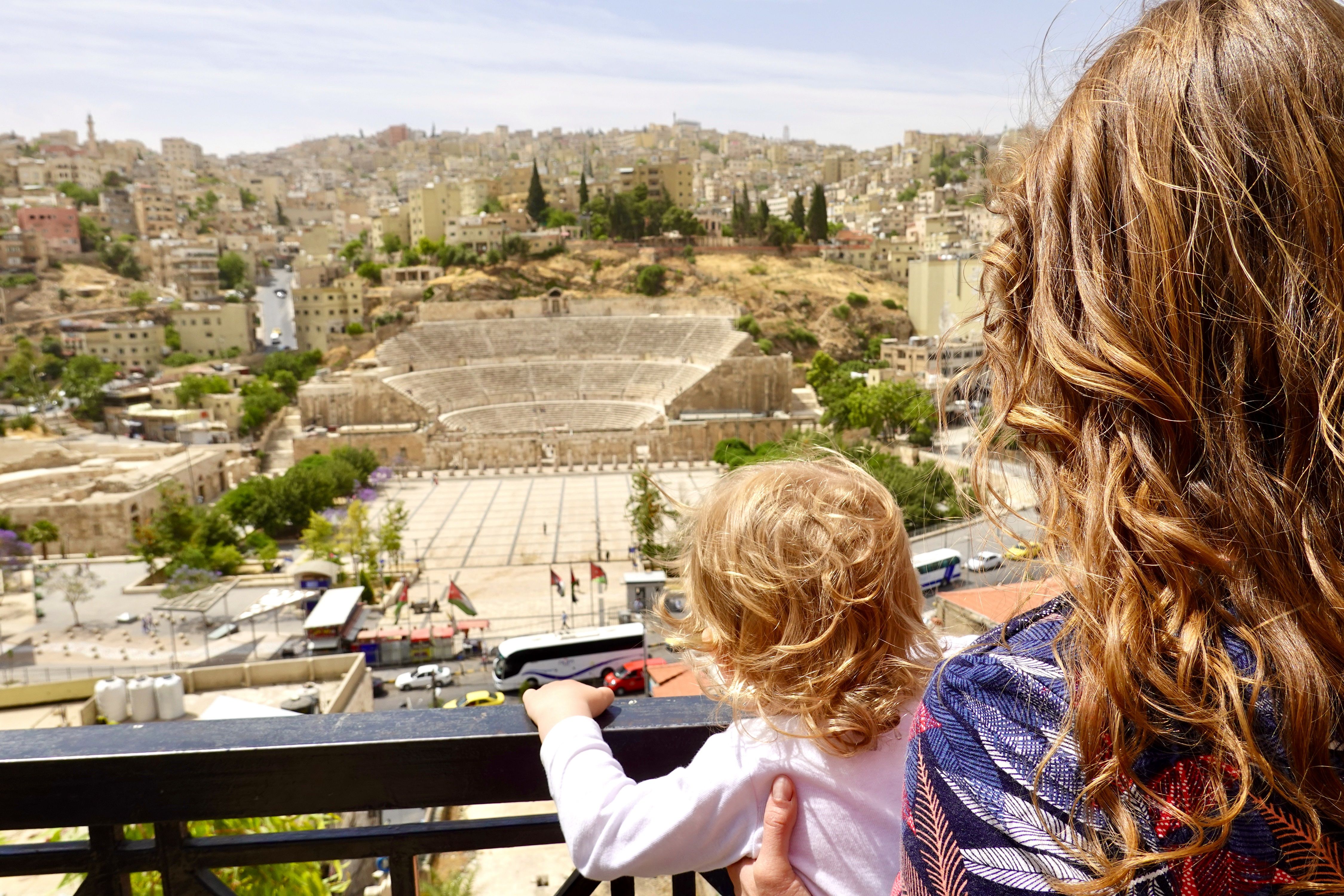 Jordanien mit Kindern - Jordanien Urlaub mit Kindern - Kleinkind und Mutter bei Ruinenstätten