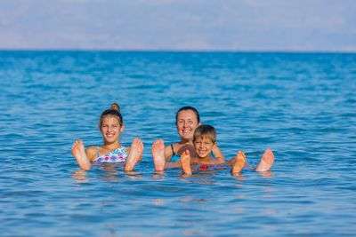 Jordanien Rundreise mit Kindern - Familie badet im Toten Meer