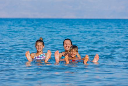 Jordanien Rundreise mit Kindern - Familie badet im Toten Meer