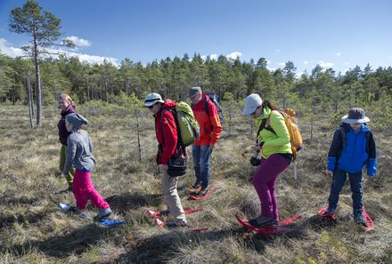Familienreise - Estland mit Kinder -  Kinder mit Moorschuhen