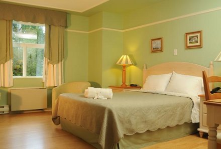 Ostkanada for family - Ostkanada Familienreise mit Kindern - Hotel Au Petit Berger - Schlafzimmer mit Doppelbett hell