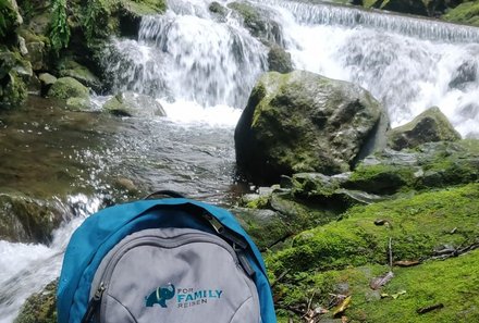 Madeira mit Kindern - Madeira for family - For Family Reisen Rucksack am Wasserfall Levada Wanderung