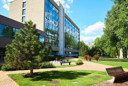 Baltikum for family - Grand SPA Hotel Lietuva - Außenansicht mit Garten
