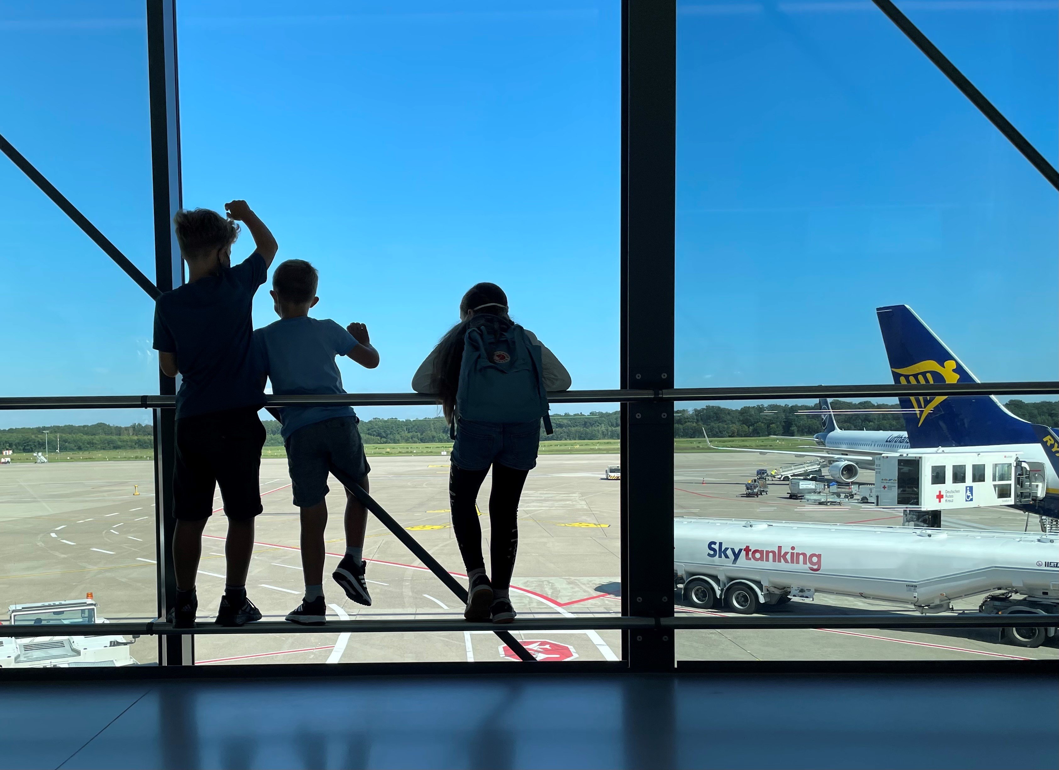 Flugreisen mit Kindern - Fliegen mit Kindern Tipps - Langstreckenflug mit Kindern - Kinder beobachten Flugzeug
