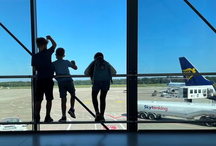 Familienreise - Kinder am Flughafen