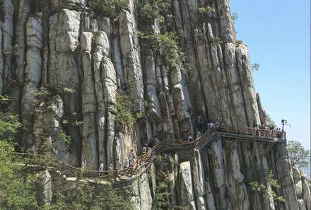 China Familienreise - China mit Jugendlichen - Songshan Weg entlang der Steinwand