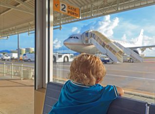 Kind blickt zu Flugzeug