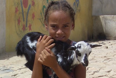 Kapverden mit Kindern - Familienurlaub Kapverden - Mädchen mit Ziege im Arm