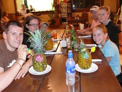 Familienreise Costa Rica - Costa Rica for family - Gruppe trinkt aus Ananas