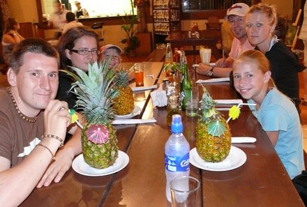 Familienreise Costa Rica - Costa Rica for family - Gruppe trinkt aus Ananas