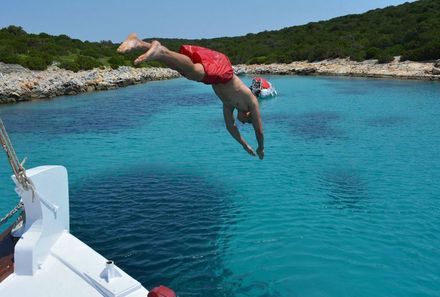 Griechenland Familienreise - Griechenland mit Teenagern - Sprung ins Wasser