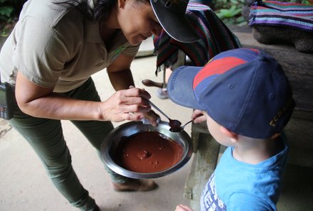 Fernreisen mit Kindern ab wann und wohin - Costa Rica Urlaub mit Kindern - Kind bei Schokoladenherstellung