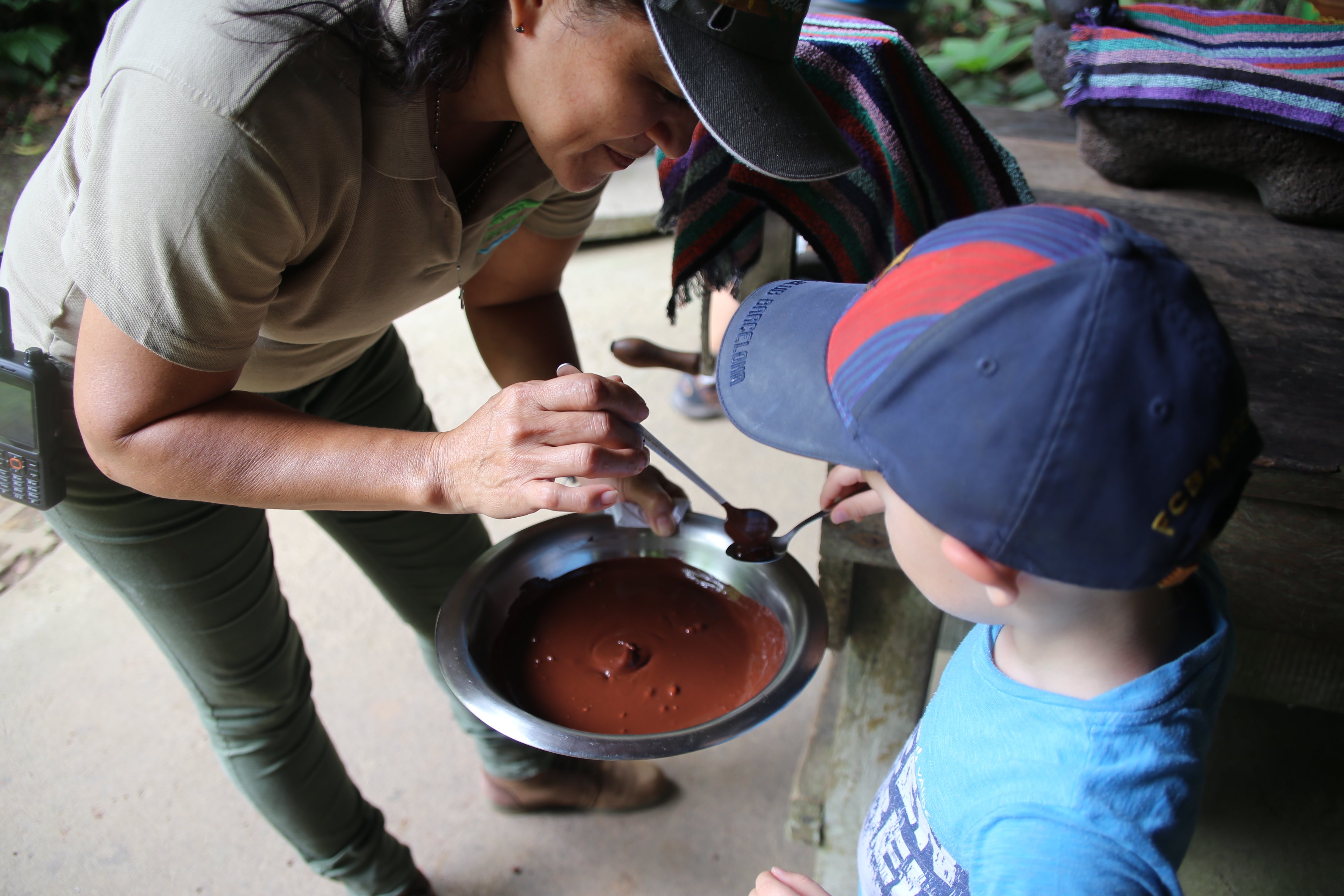 Costa Rica mit Kindern - Costa Rica Urlaub mit Kindern - Kind auf La Tirimba bei Schokoladenherstellung